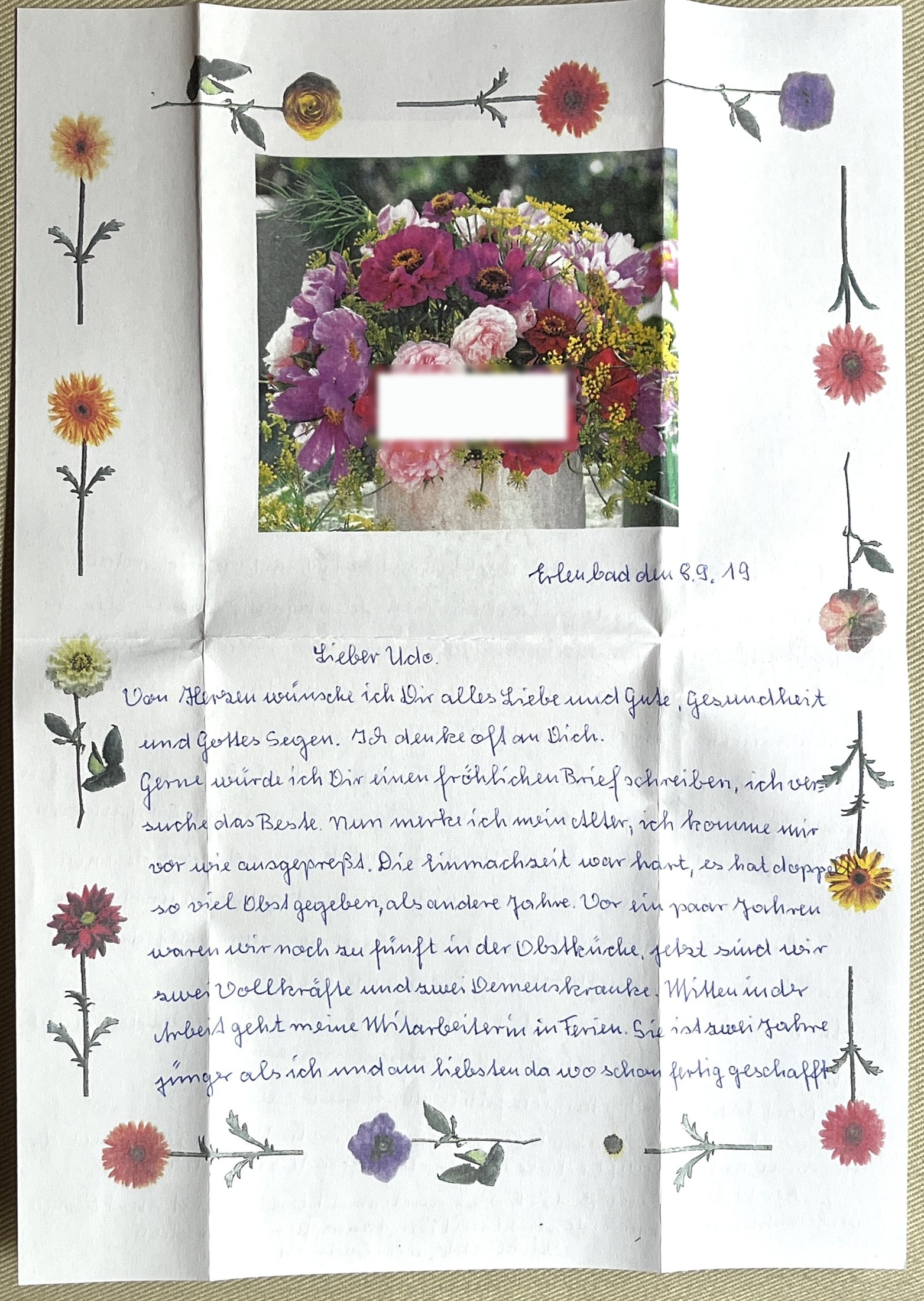 Erste Seite mit Blumenbordüren und eingeklebtem Straßenstrauß